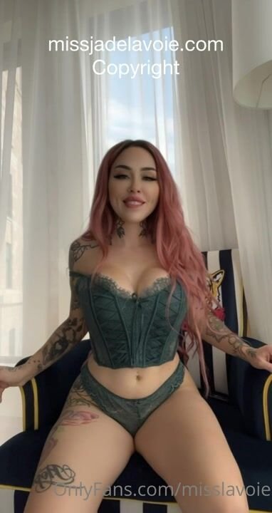 https://viralpornhub.com/fr/videos/144405/jadelavoie-aka-misslavoie-taking-nude-big-boobs-out-and-start-rubbing-her-juicy-pussy-onlyfans-video/