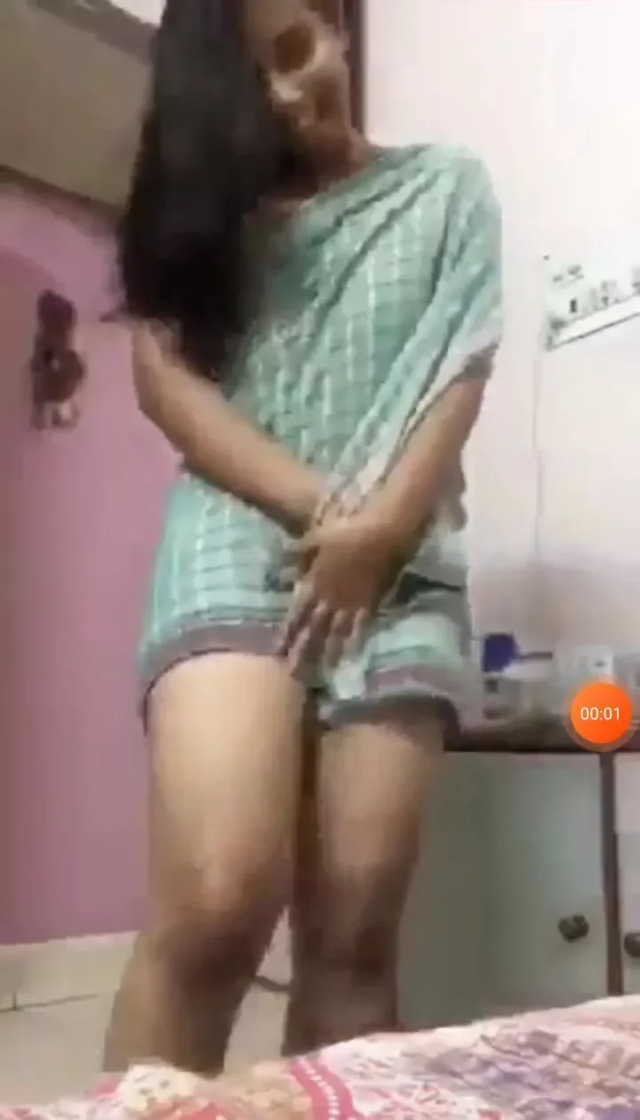 Sexy figure girl gets naked and caresses her pussy Indian Video
