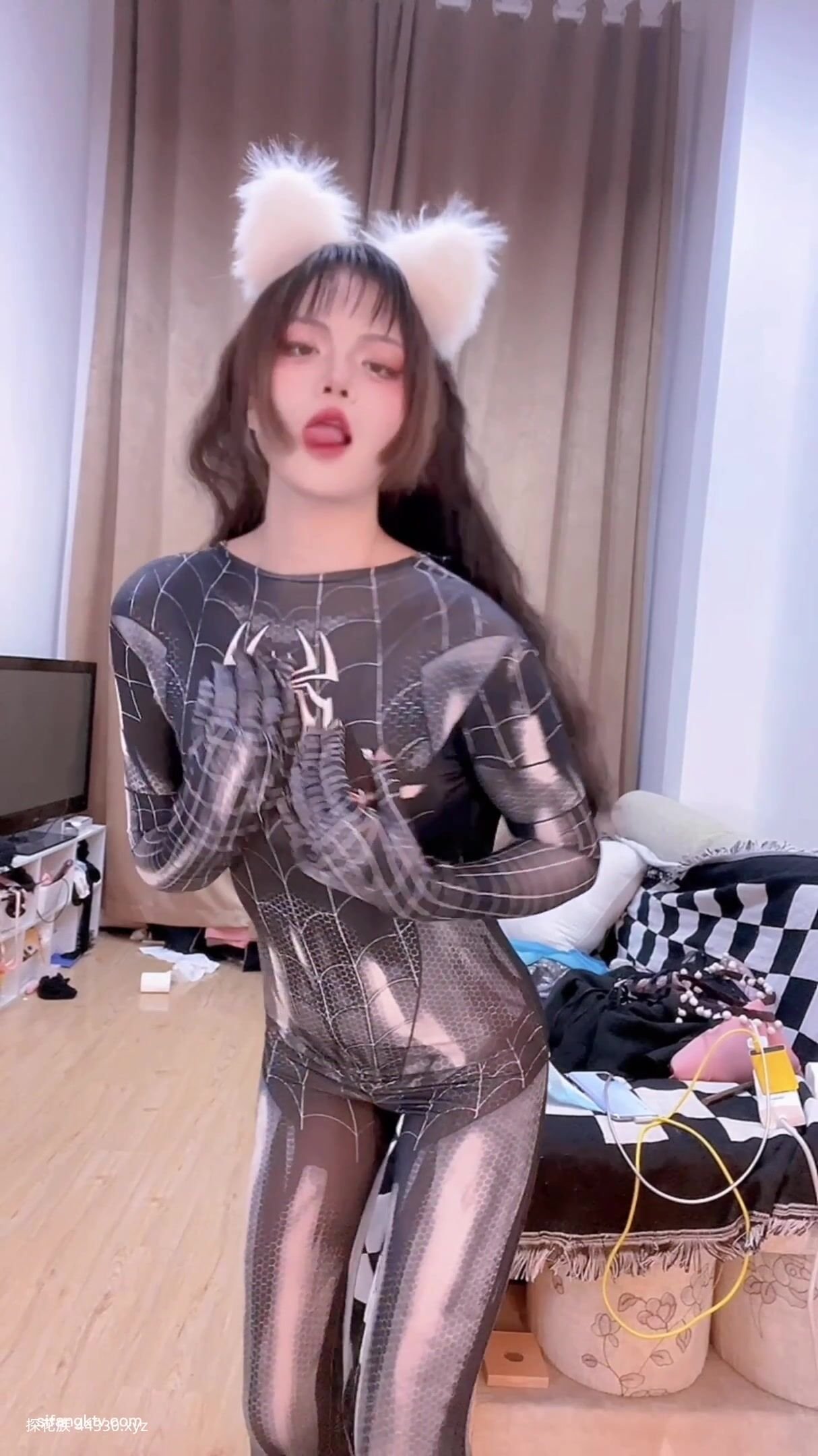 Chinese Amateur Spider Girl Cosplay Solo Fingering Pussy hq picture